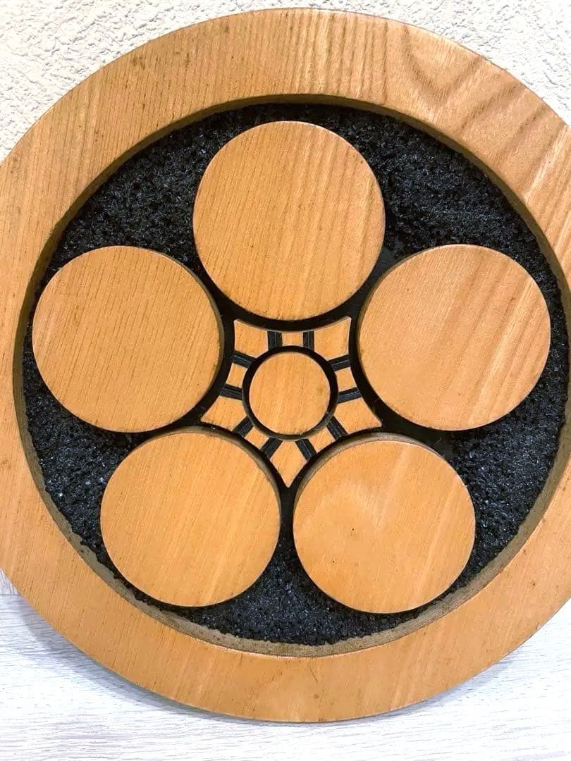 家紋　丸に梅鉢　木製円形置物 幾何学模様　置物