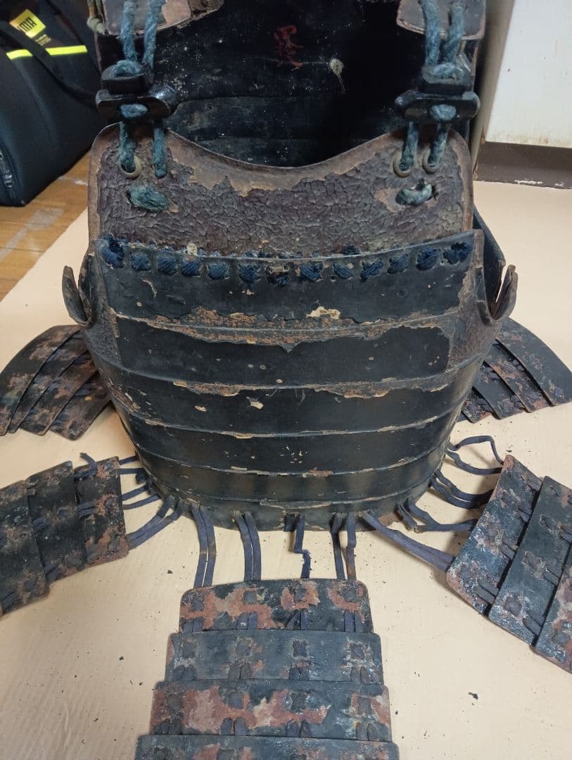 江戸時代前中期元禄年間稀少大和國甲冑師岩井喜左近勝重朱色在銘入本歌鉄地鎧胴当時物