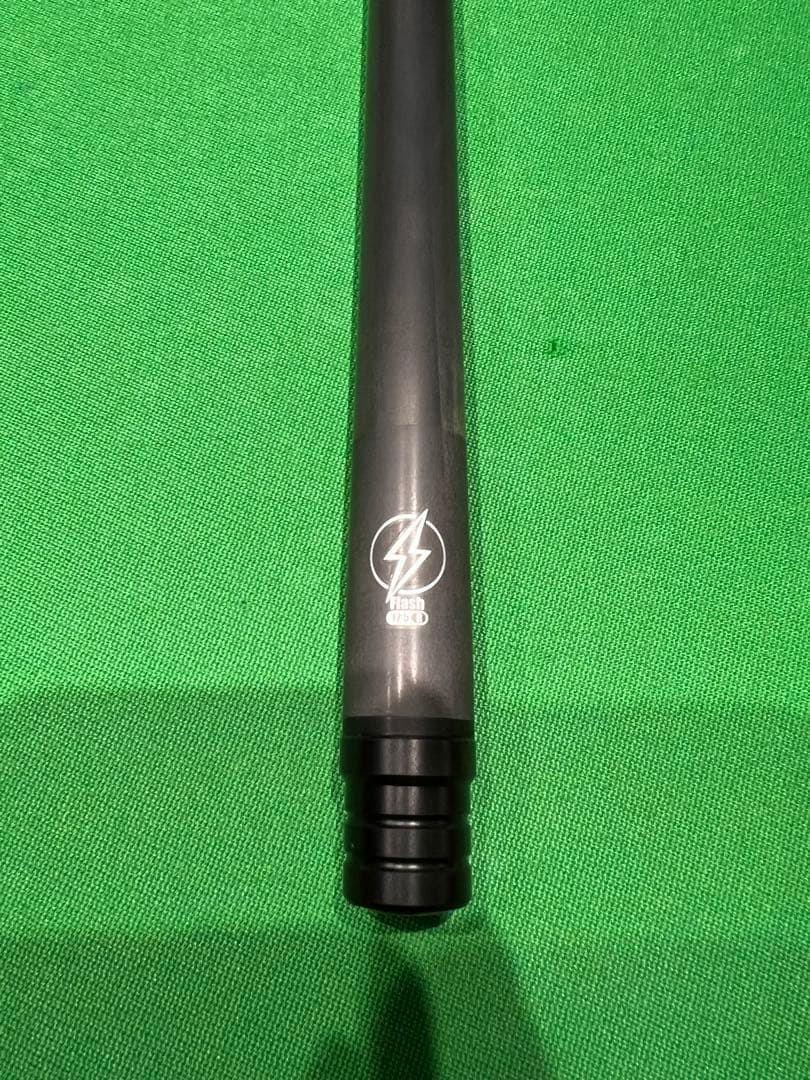 HOWキュー　フラッシュ　カーボンシャフト