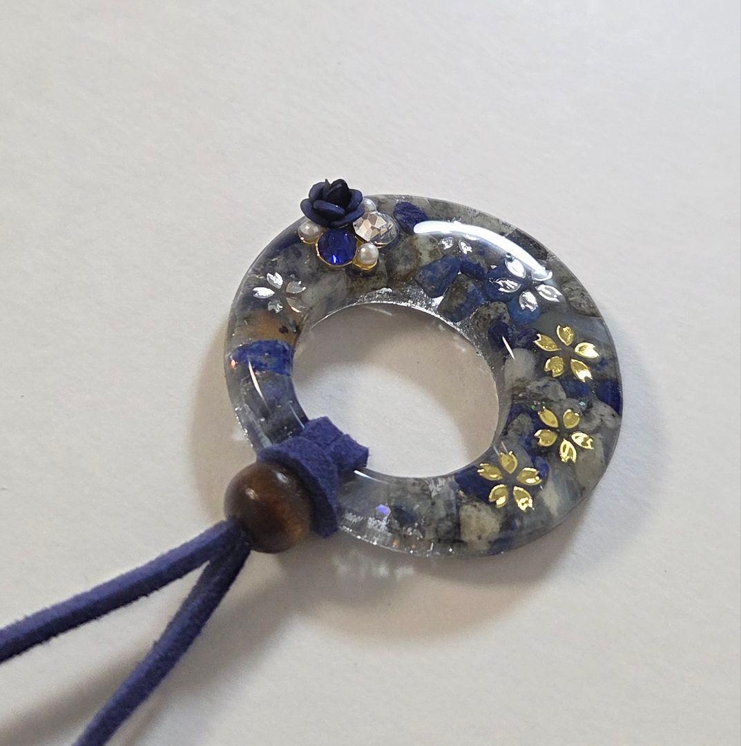 桜柄・ラピスラズリレジンネックレス　　天然石レジンネックレス　　ラピスラズリ