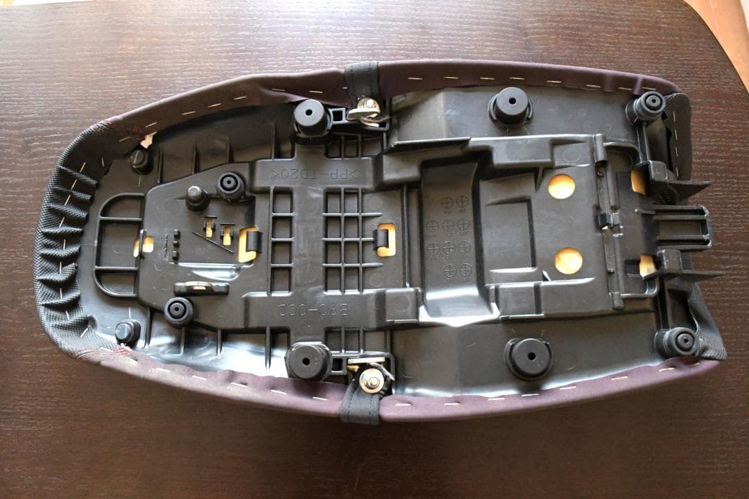 美品 XSR900 旧型　シート