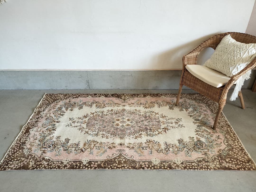 パステルピンクと明るいブラウン　ヴィンテージラグ　石田ゆり子さん　No.679