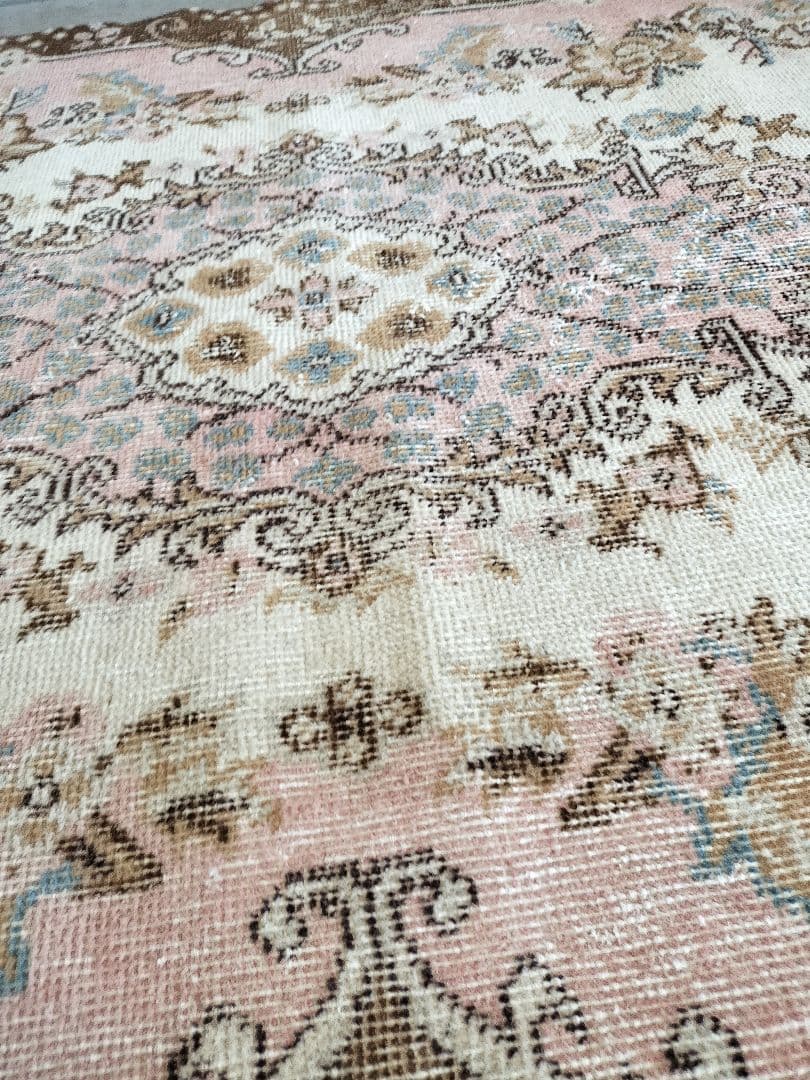 パステルピンクと明るいブラウン　ヴィンテージラグ　石田ゆり子さん　No.679