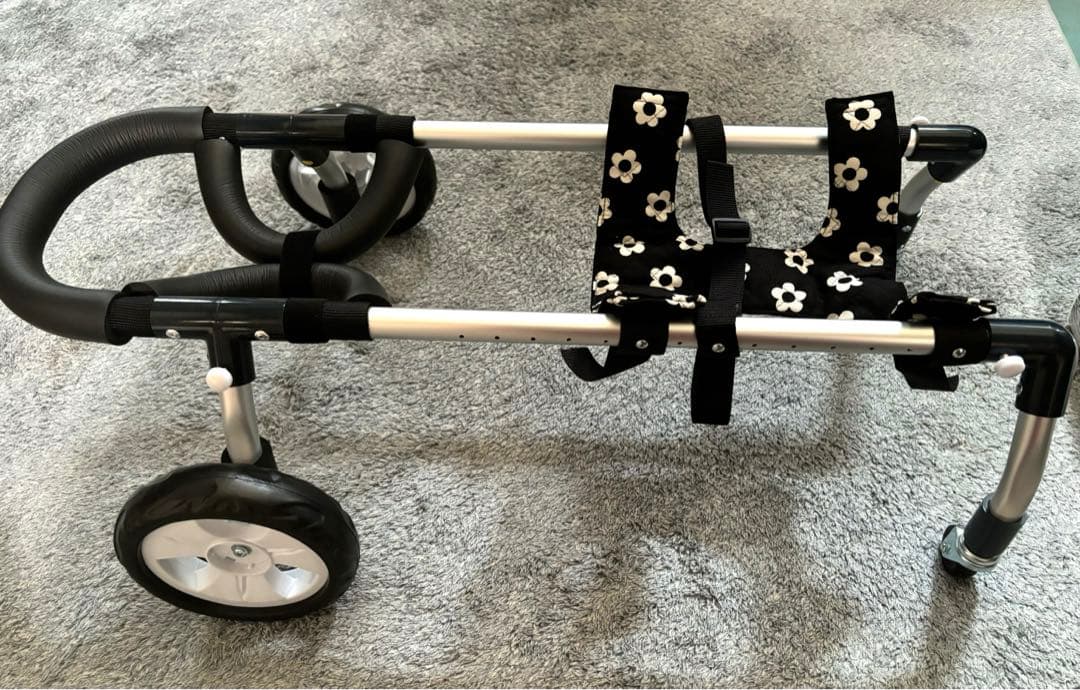 犬用車椅子　犬の歩行器　4輪　顎乗せ付き　手足が弱くなってきた子