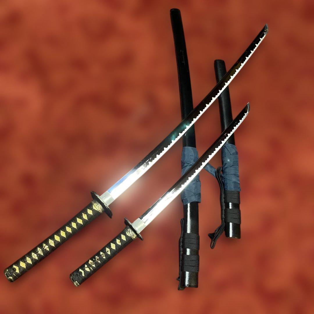 格安模造刀大小2本 黒柄 龍彫透し丸鍔黒梨地鞘(刀袋付)