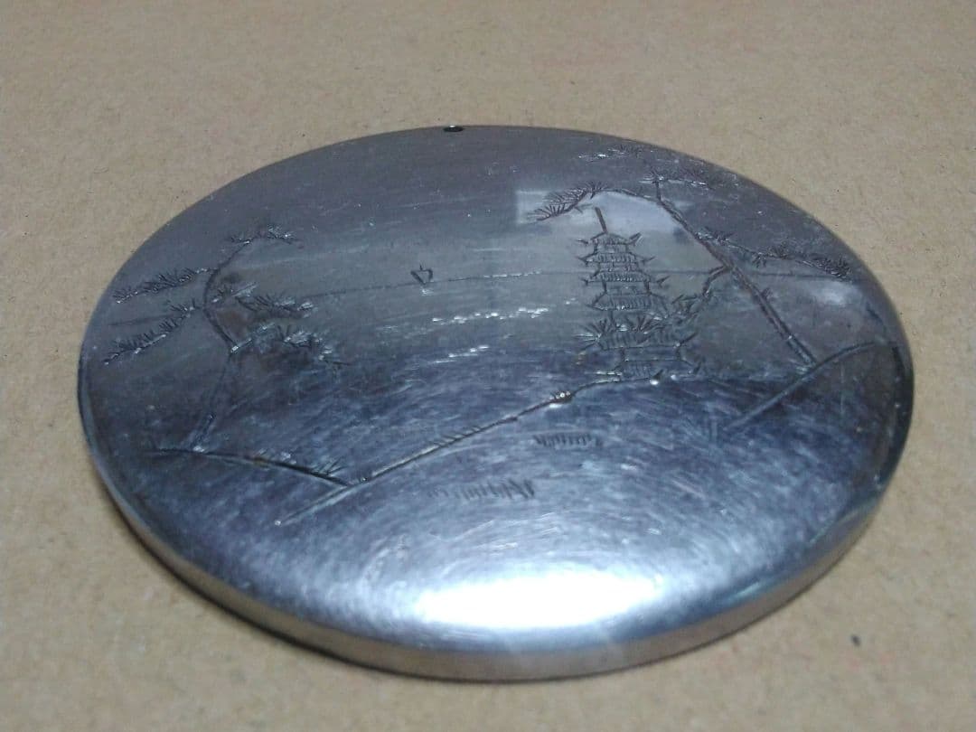 昭和レトロビンテージ(骨董品コレクション)風景画彫刻 金属製円形アイテム