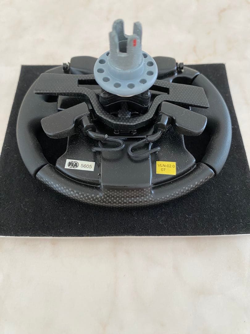 momo カーボンファイバー ステアリングホイール Ferrari