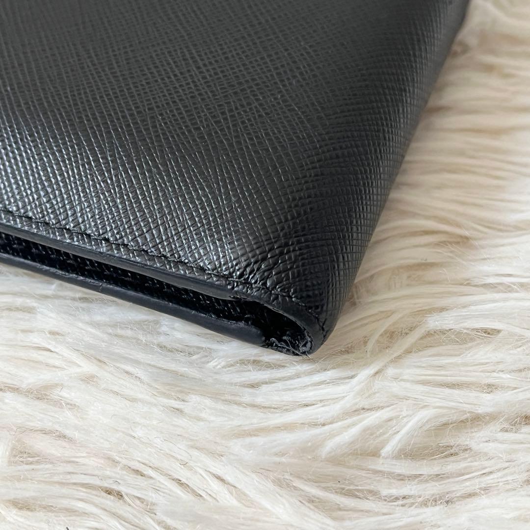 美品✨PRADAプラダ　サフィアーノ　二つ折り財布　メタルロゴ　ブラック　レザー