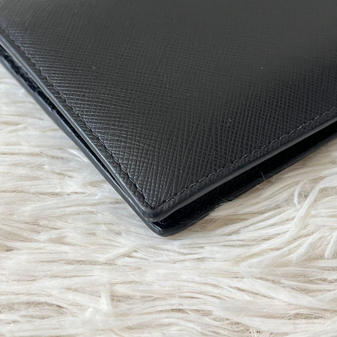 美品✨PRADAプラダ　サフィアーノ　二つ折り財布　メタルロゴ　ブラック　レザー