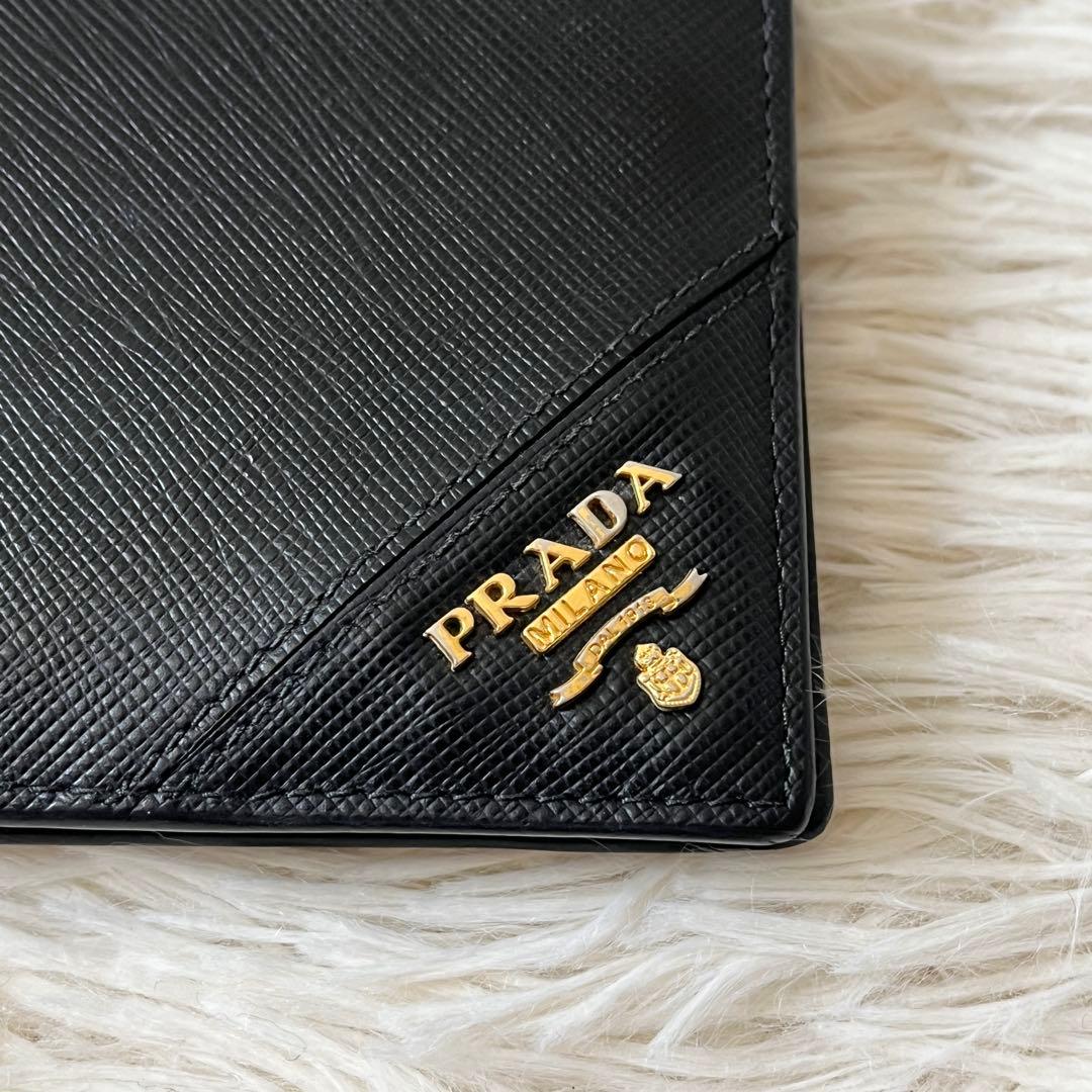 美品✨PRADAプラダ　サフィアーノ　二つ折り財布　メタルロゴ　ブラック　レザー