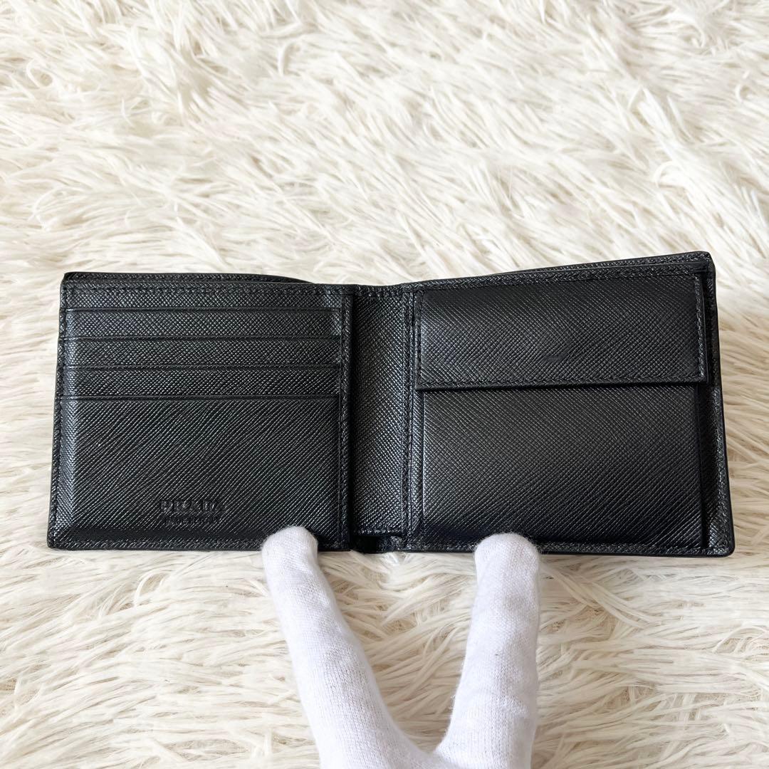 美品✨PRADAプラダ　サフィアーノ　二つ折り財布　メタルロゴ　ブラック　レザー