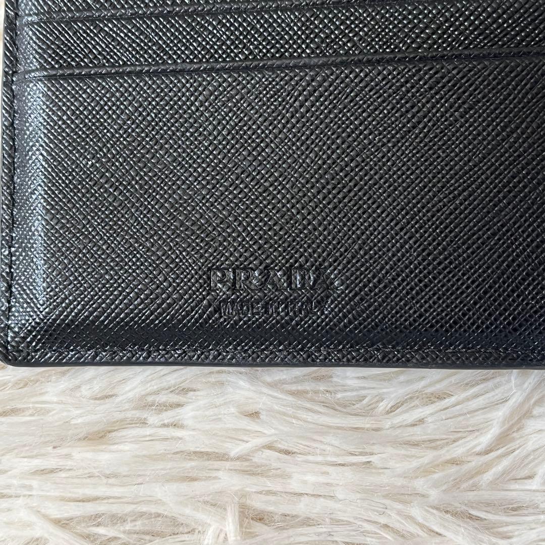 美品✨PRADAプラダ　サフィアーノ　二つ折り財布　メタルロゴ　ブラック　レザー