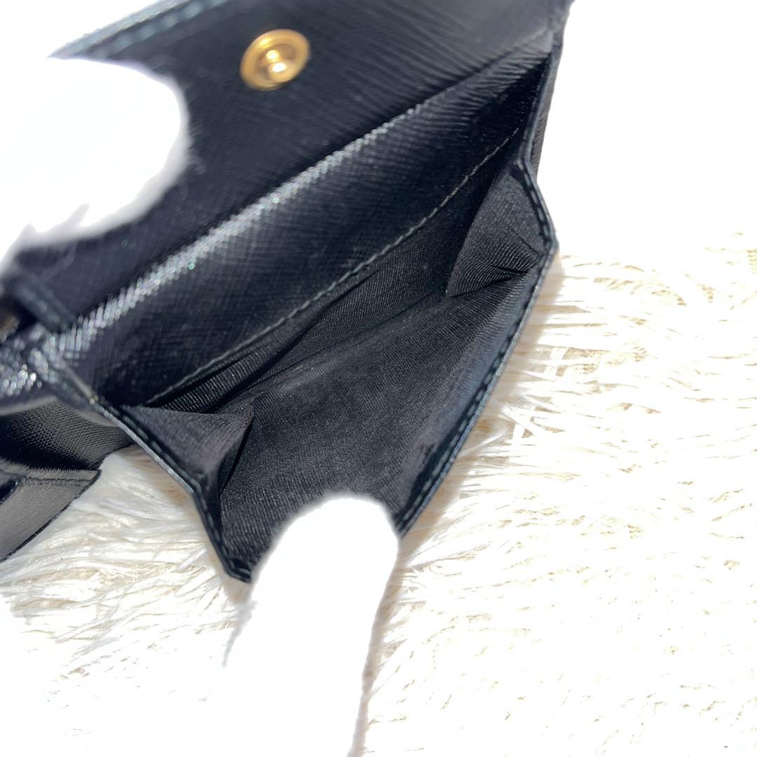 美品✨PRADAプラダ　サフィアーノ　二つ折り財布　メタルロゴ　ブラック　レザー