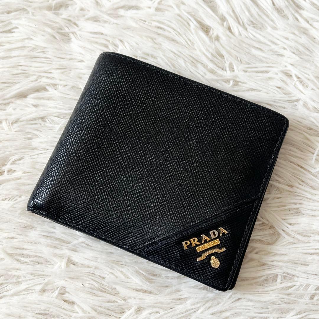 美品✨PRADAプラダ　サフィアーノ　二つ折り財布　メタルロゴ　ブラック　レザー