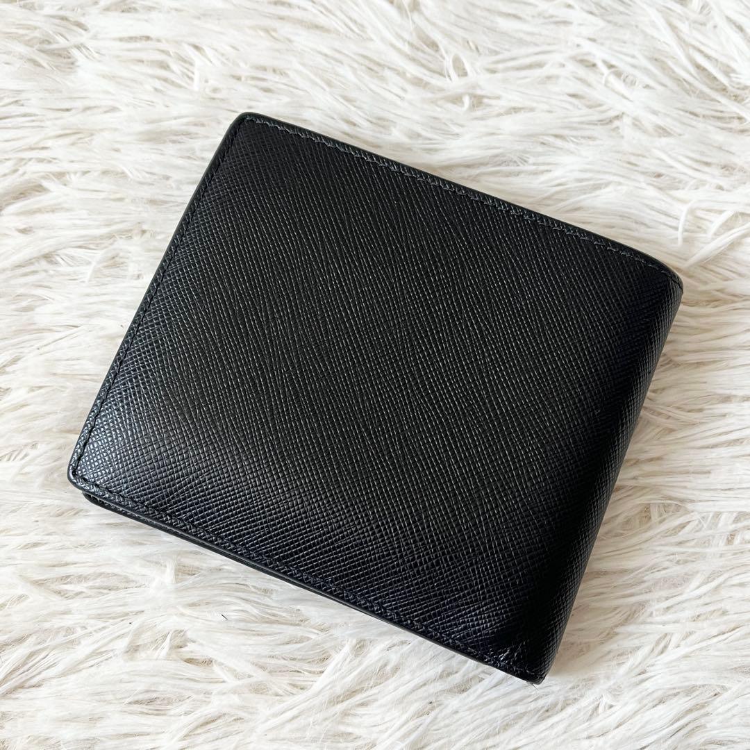 美品✨PRADAプラダ　サフィアーノ　二つ折り財布　メタルロゴ　ブラック　レザー