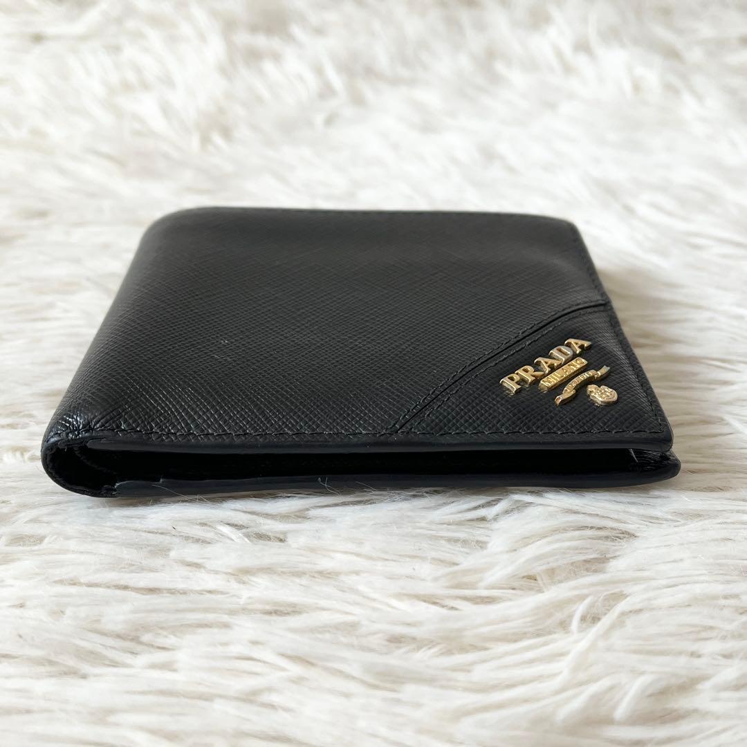 美品✨PRADAプラダ　サフィアーノ　二つ折り財布　メタルロゴ　ブラック　レザー