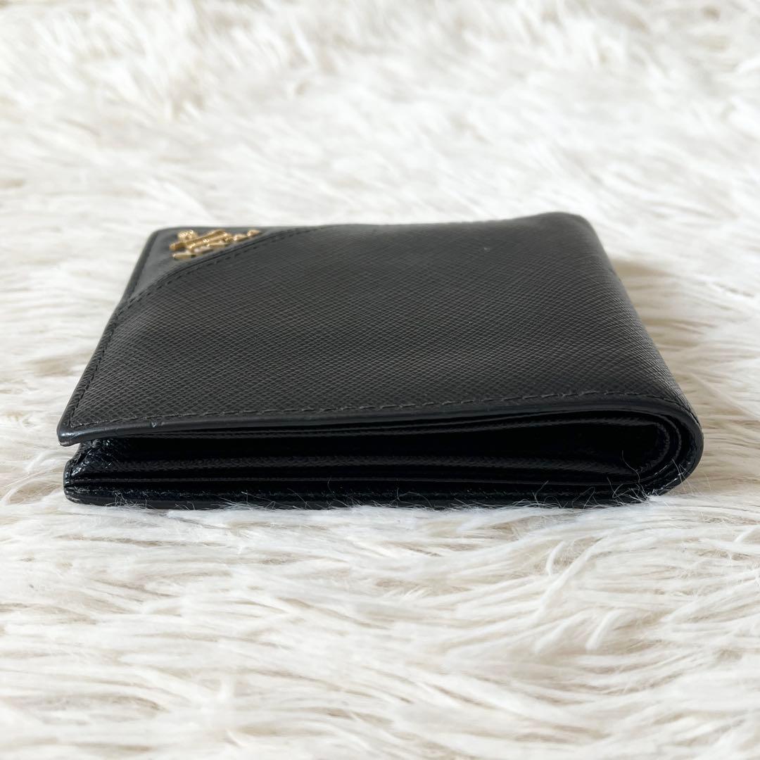 美品✨PRADAプラダ　サフィアーノ　二つ折り財布　メタルロゴ　ブラック　レザー