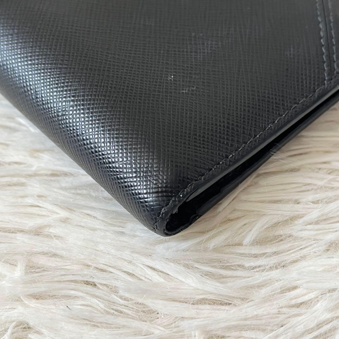 美品✨PRADAプラダ　サフィアーノ　二つ折り財布　メタルロゴ　ブラック　レザー