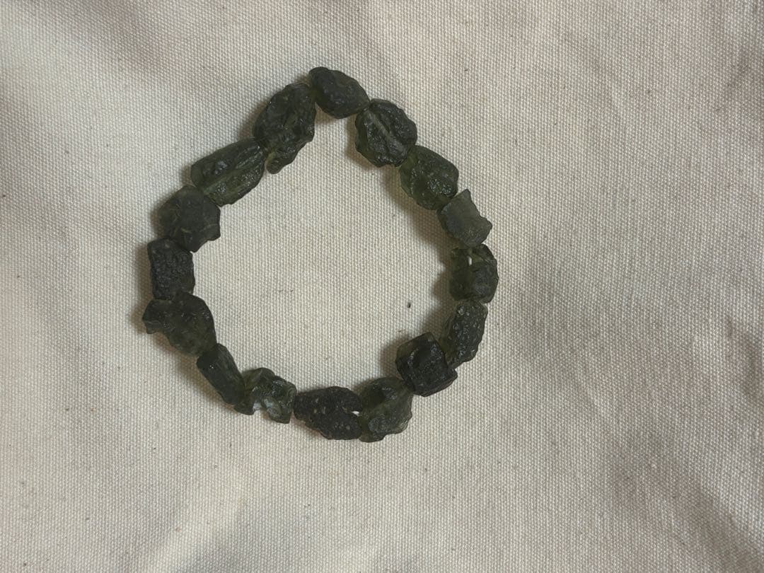 【売り切り最終値下げ】モルダバイト　原石　ブレスレット