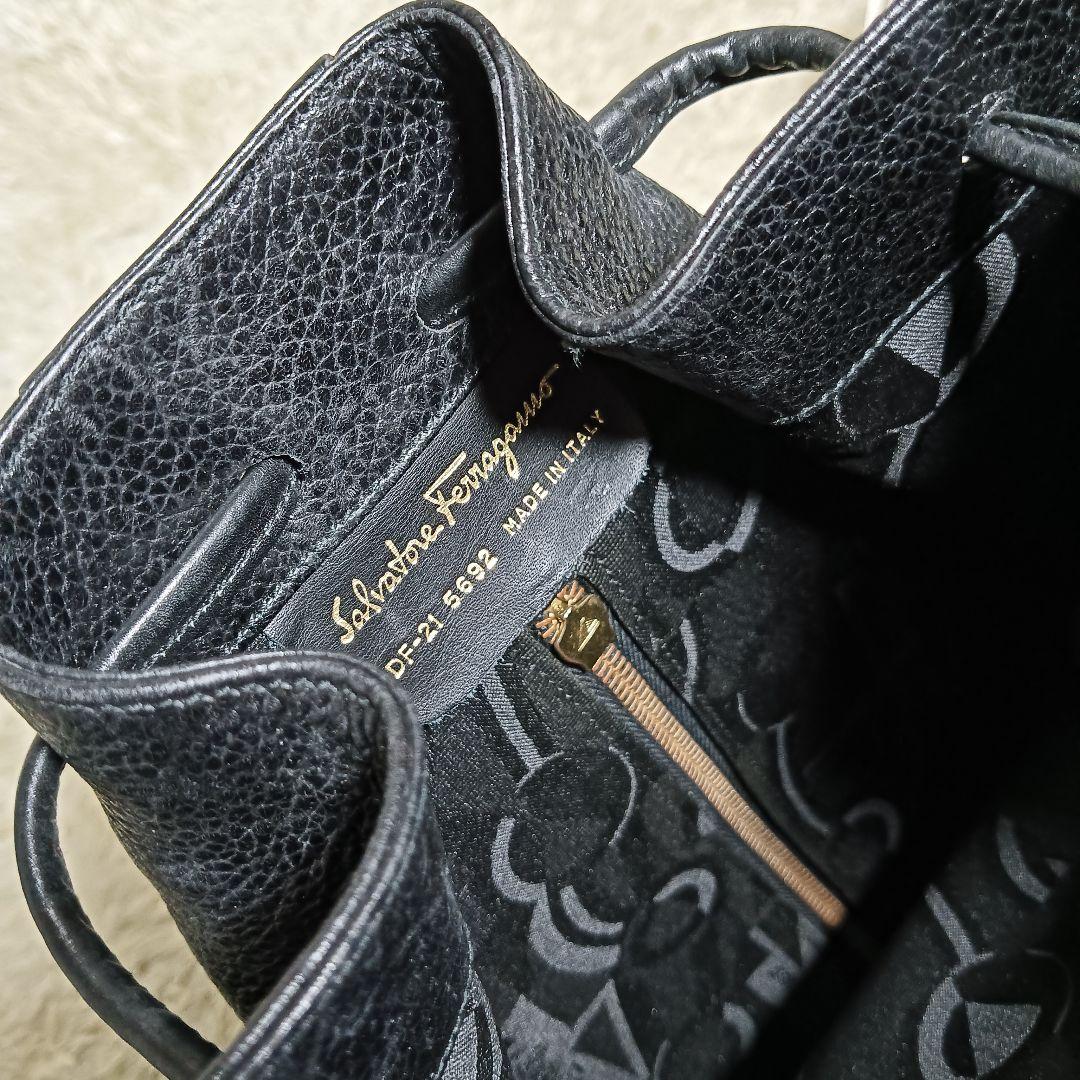 美品　サルヴァトーレ フェラガモ　ボディバッグ　ヴァラ　レザー　黒