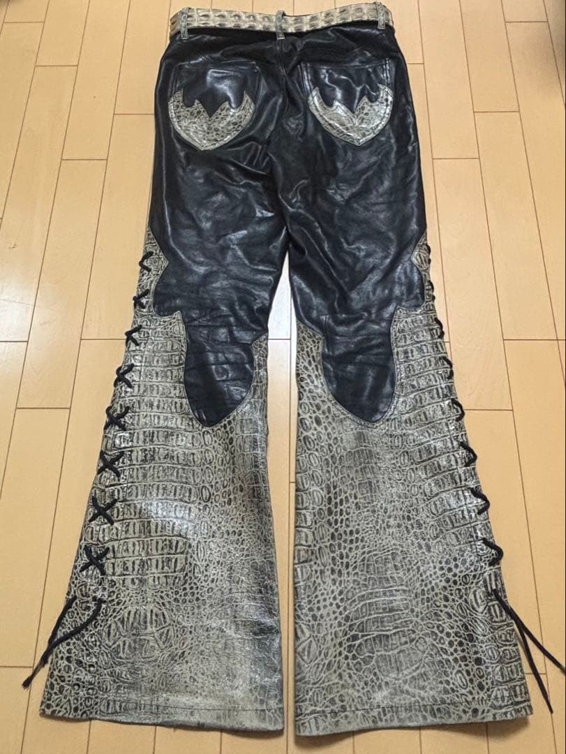 TORNADO MART レザーフレア レースアップ Python柄 十字 M