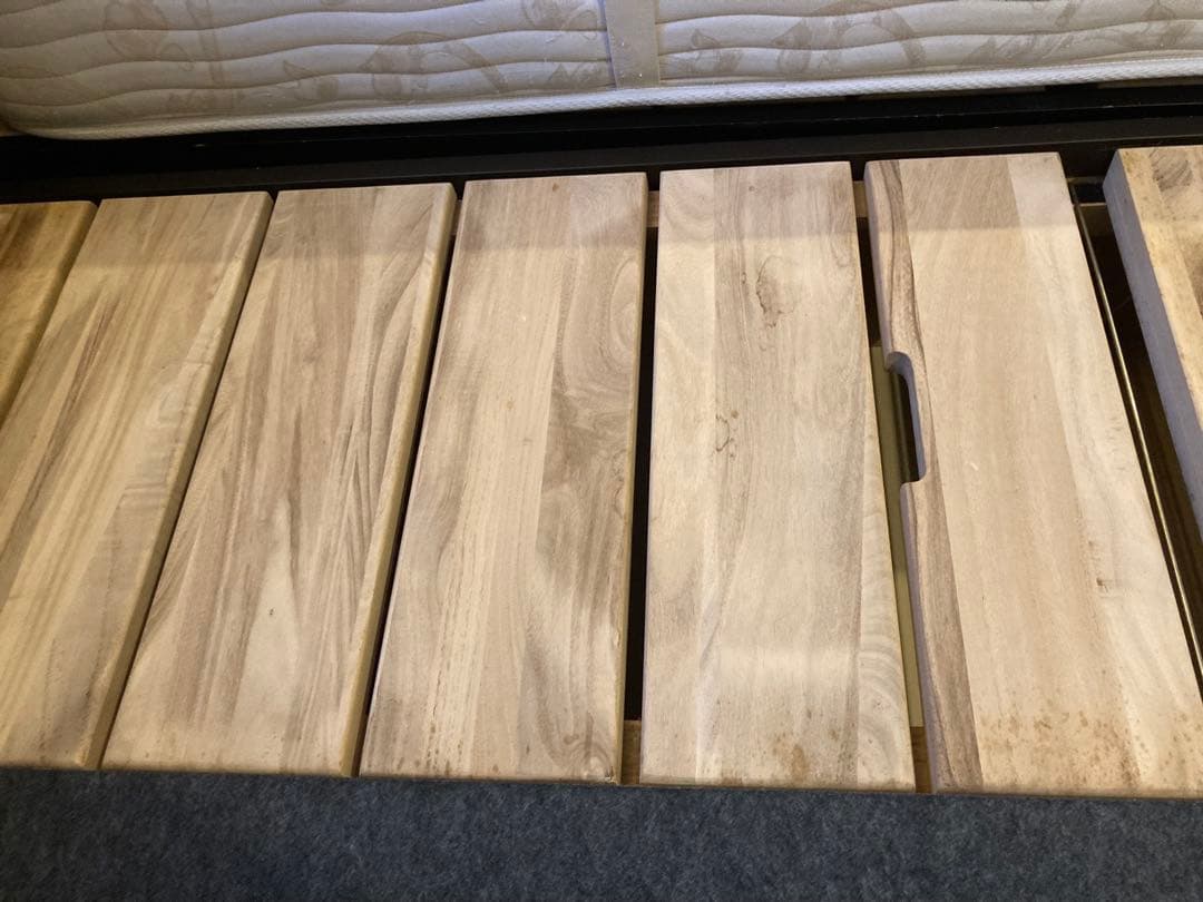 【かまぼこ】①シモンズ　フレーム＋マットレス　シングル1台（写真左側1台）