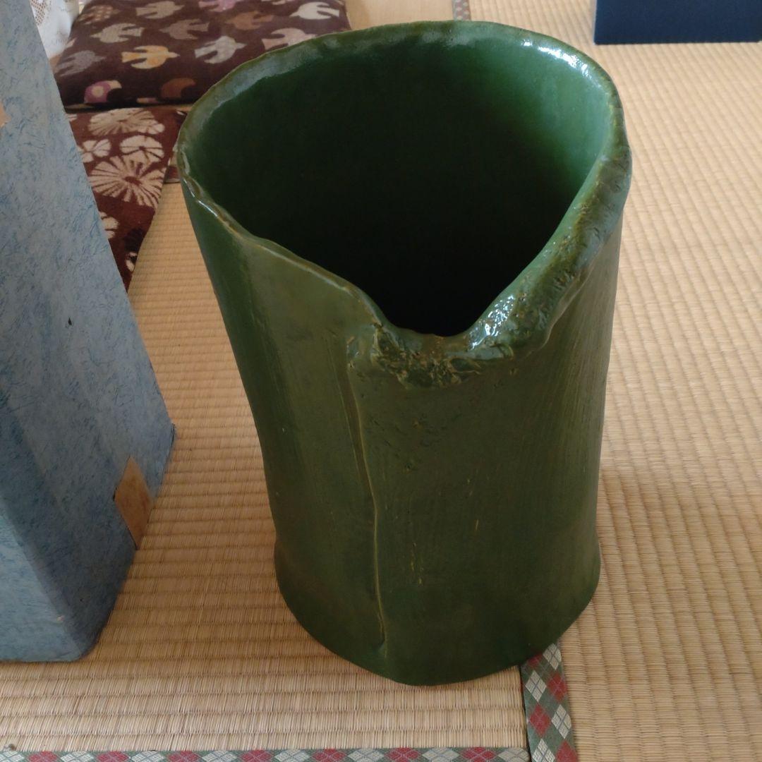 緑色の陶器製花器