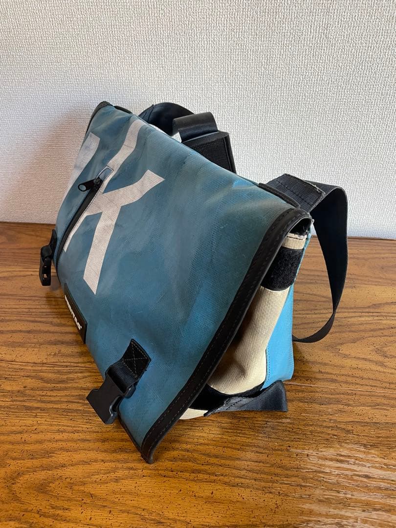 FREITAGメッセンジャーバッグ青（ライトブルー）×白（クリーム）