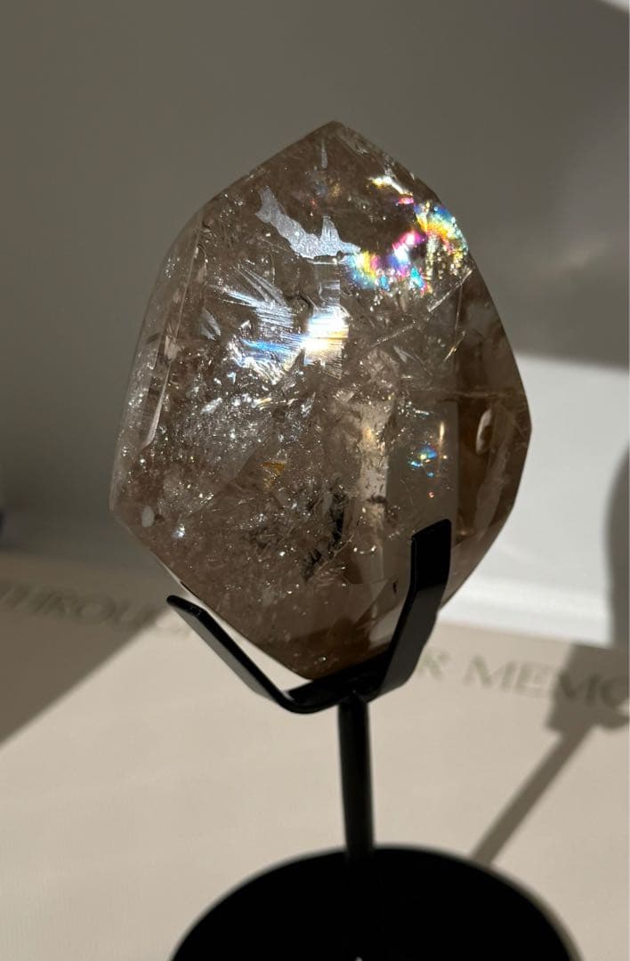 スタンド付き アイリス スモーキー クォーツ フリーフォーム 虹 Smoky