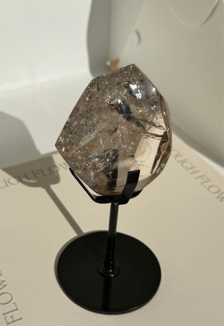 スタンド付き アイリス スモーキー クォーツ フリーフォーム 虹 Smoky