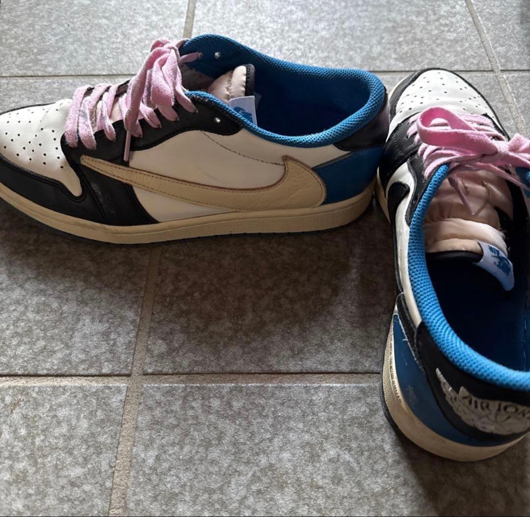 travisスニーカー