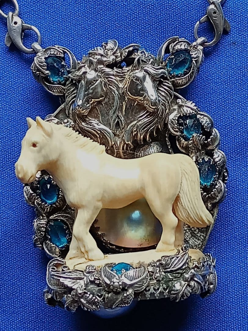馬年に馬のシルバー手作りペンダント。