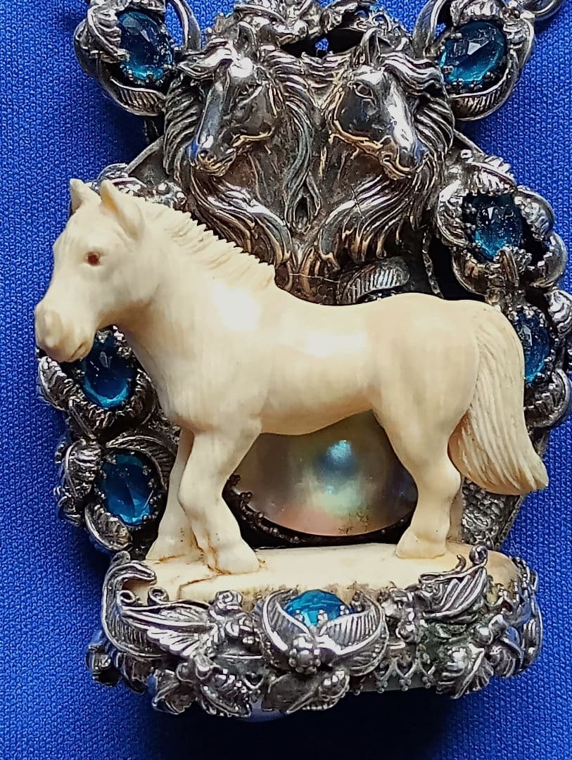 馬年に馬のシルバー手作りペンダント。