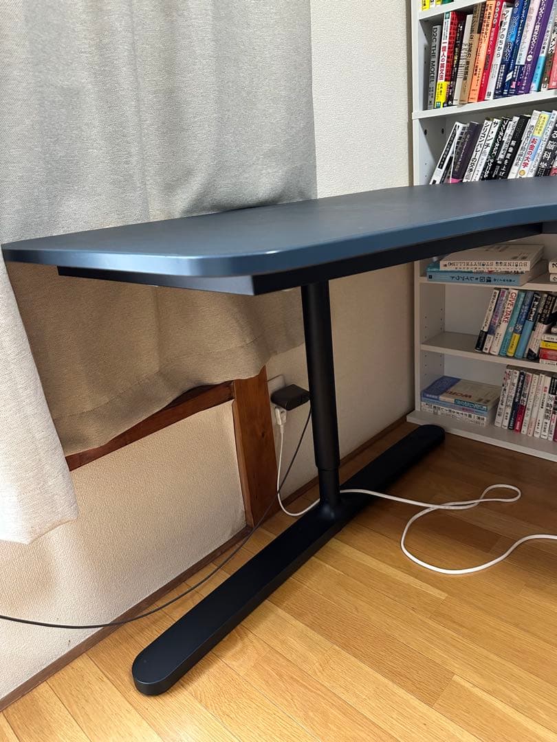 机と椅子とライトの3点セット