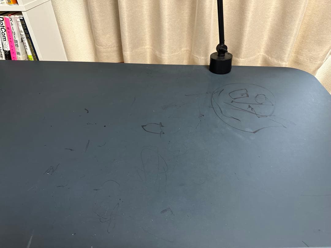 机と椅子とライトの3点セット