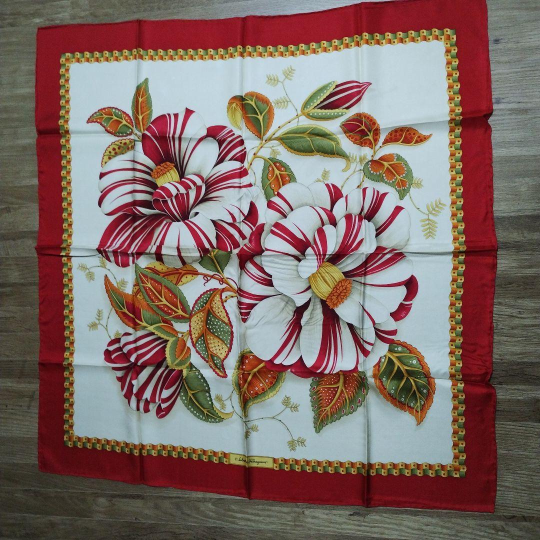 ■値下げしました■ Salvatore Ferragamo 花柄シルクスカーフ