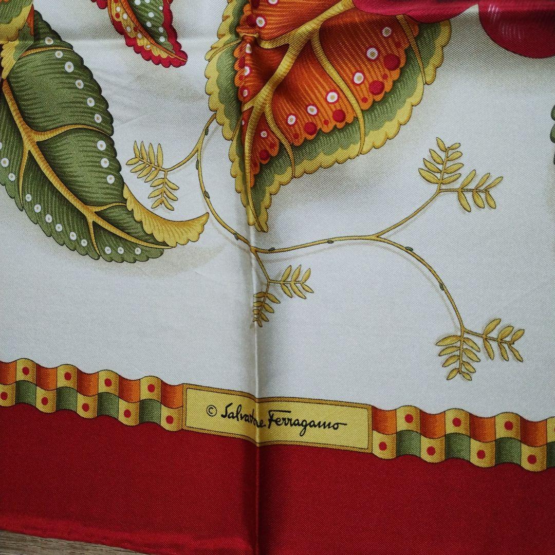 ■値下げしました■ Salvatore Ferragamo 花柄シルクスカーフ