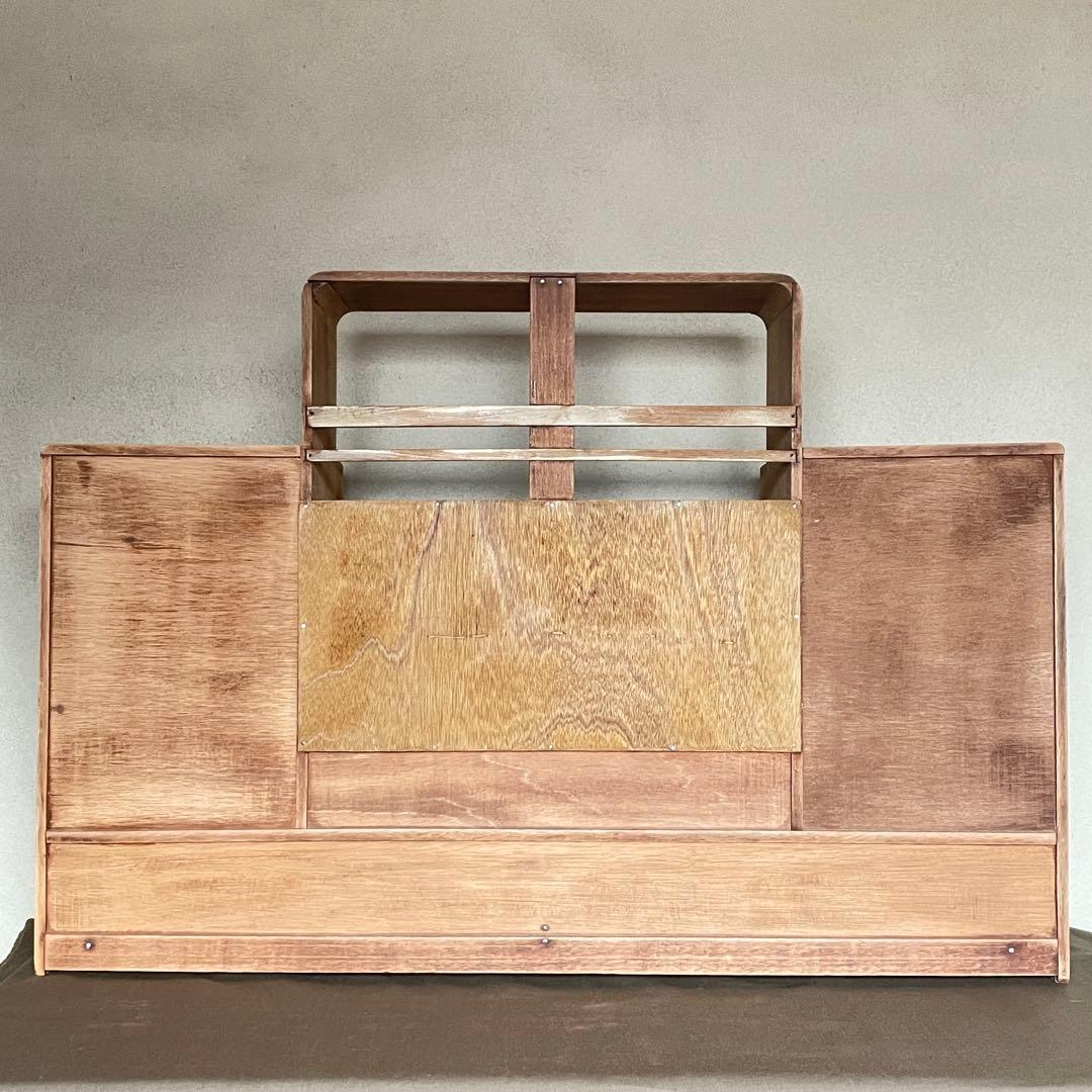 アーチガラスのアンティークキャビネット