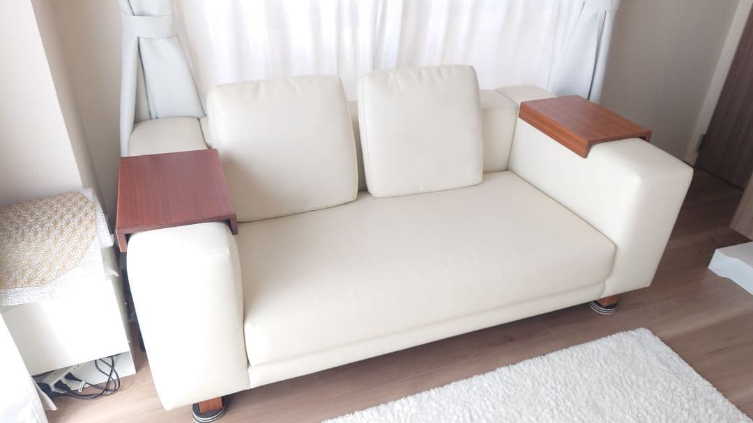 NOYES ホワイト合成皮革2人掛けソファ オットマンとサイドウッドテーブル板付