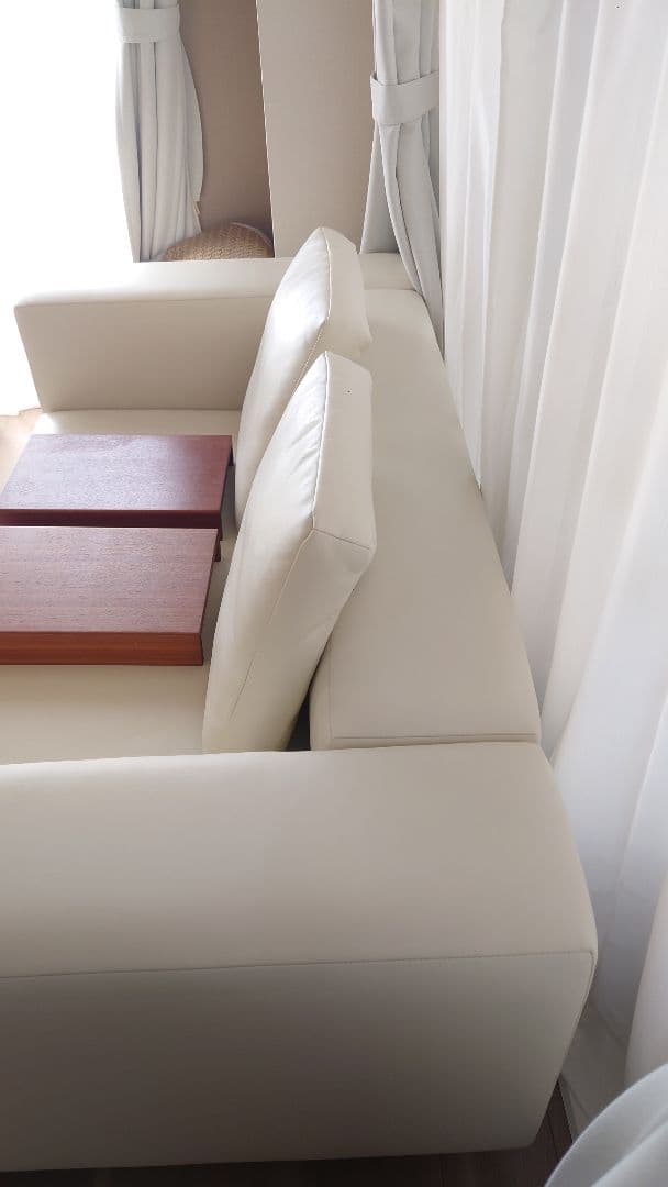 NOYES ホワイト合成皮革2人掛けソファ オットマンとサイドウッドテーブル板付