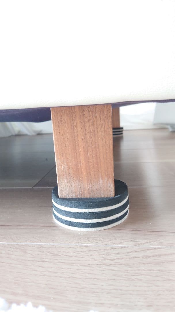 NOYES ホワイト合成皮革2人掛けソファ オットマンとサイドウッドテーブル板付