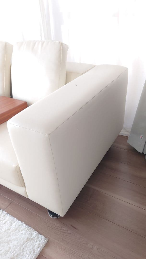 NOYES ホワイト合成皮革2人掛けソファ オットマンとサイドウッドテーブル板付