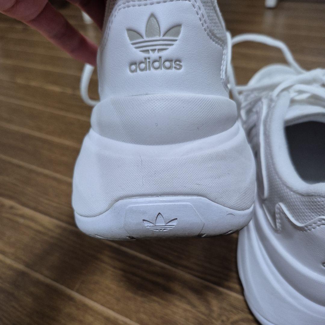 adidas ホワイト スニーカー