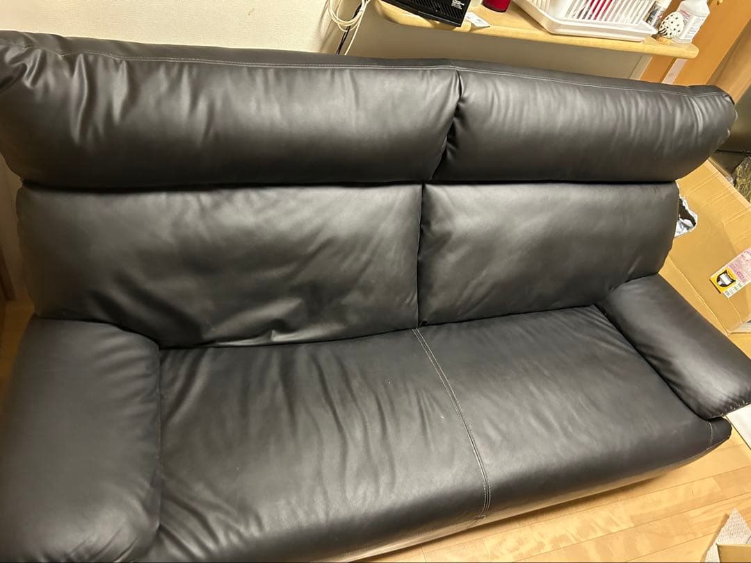 黒のソファ 幾何学模様カバー・クッション付き