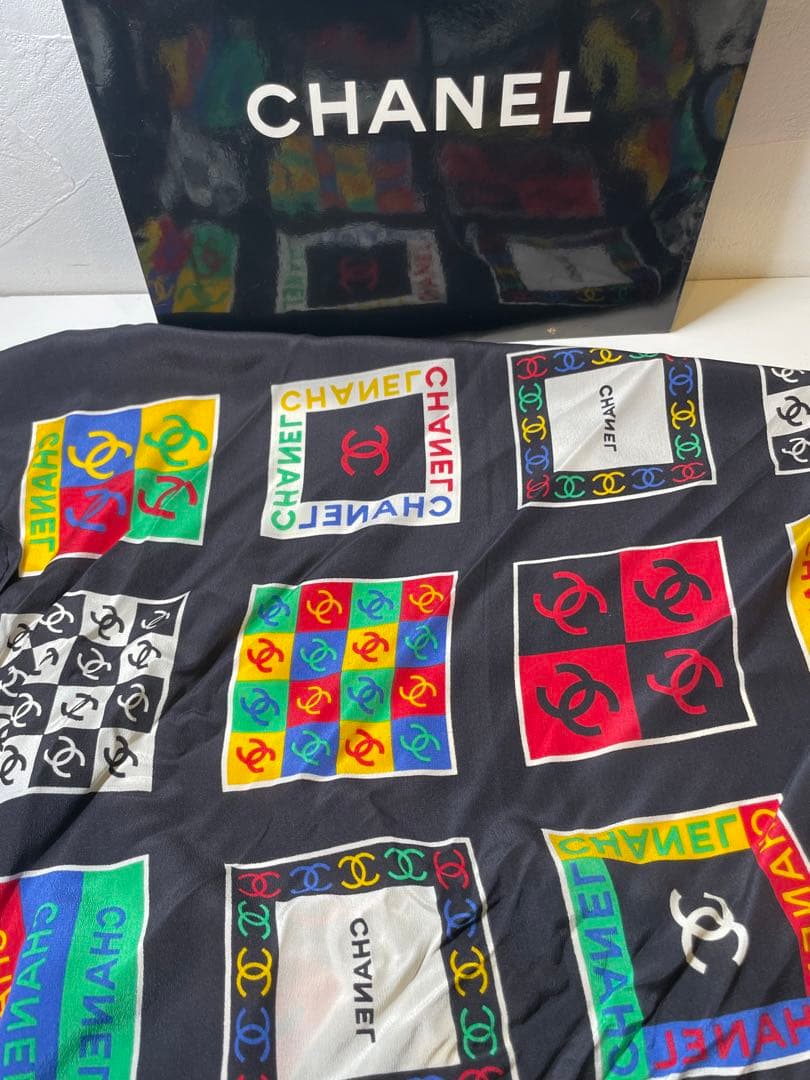 【極美品】CHANEL カラフルシルクスカーフ　ブラックベース　タグ付き