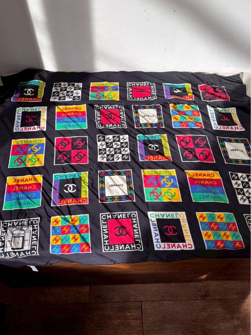 【極美品】CHANEL カラフルシルクスカーフ　ブラックベース　タグ付き