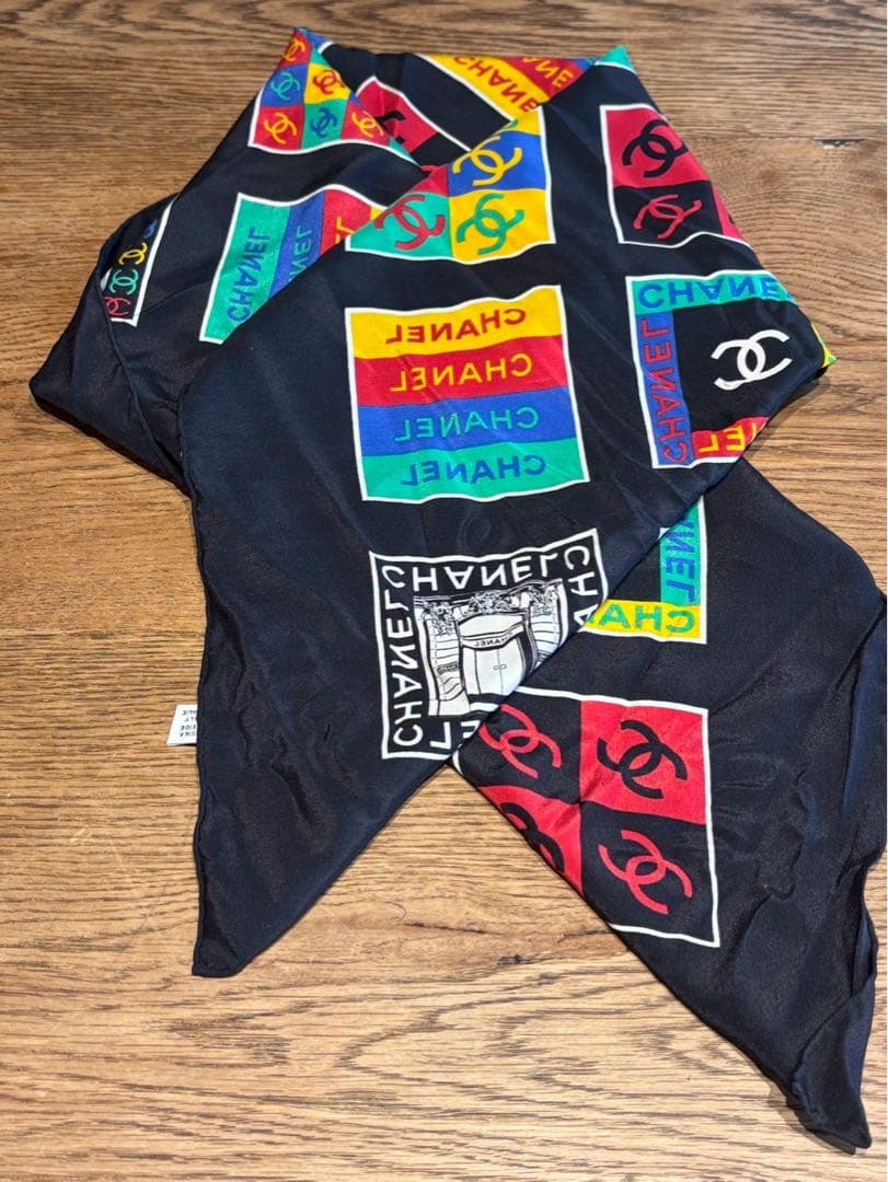 【極美品】CHANEL カラフルシルクスカーフ　ブラックベース　タグ付き