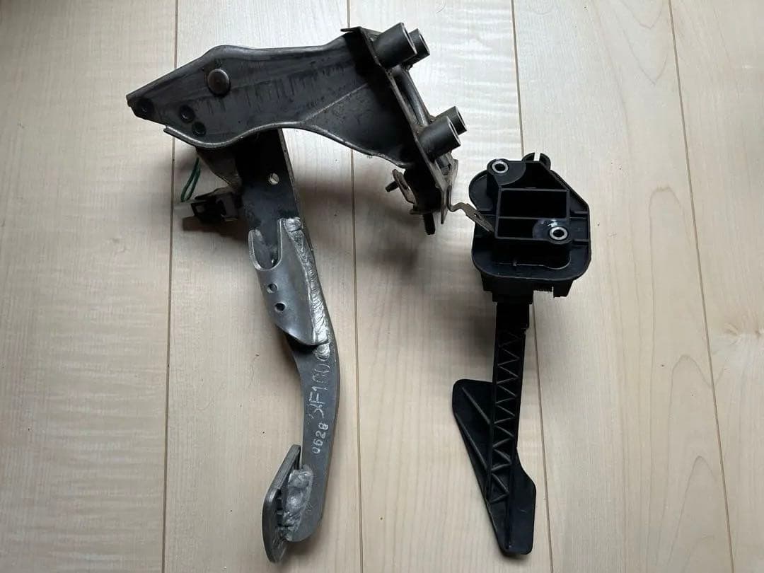 RX-7 後期 5型(FD3S)アクセルペダルとブレーキペダル中古