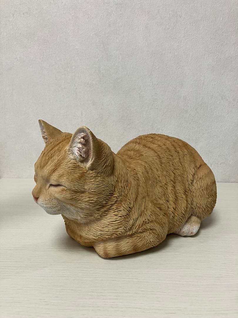 香箱ねこ　茶トラ　レジン製　ガーデンオーナメント