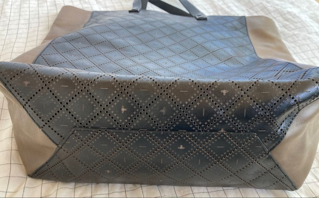 ヴィヴィアンウエストウッド パンチング レザー トートバック　A4